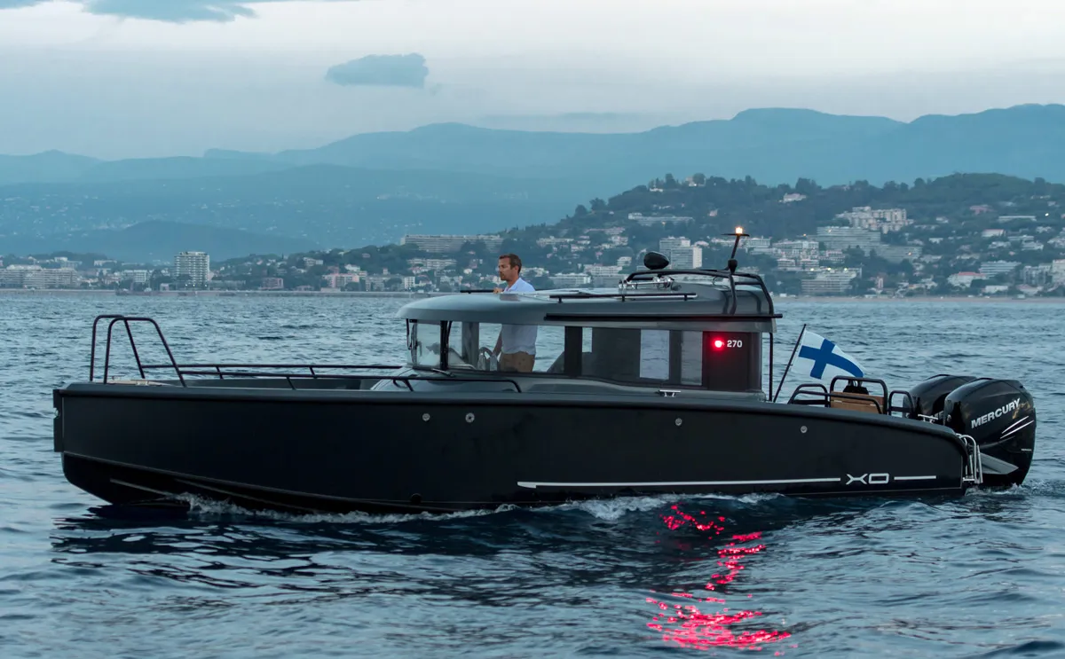 XO Boats EXPLR 10 Sport+: Bootsfahrt auf dem Meer