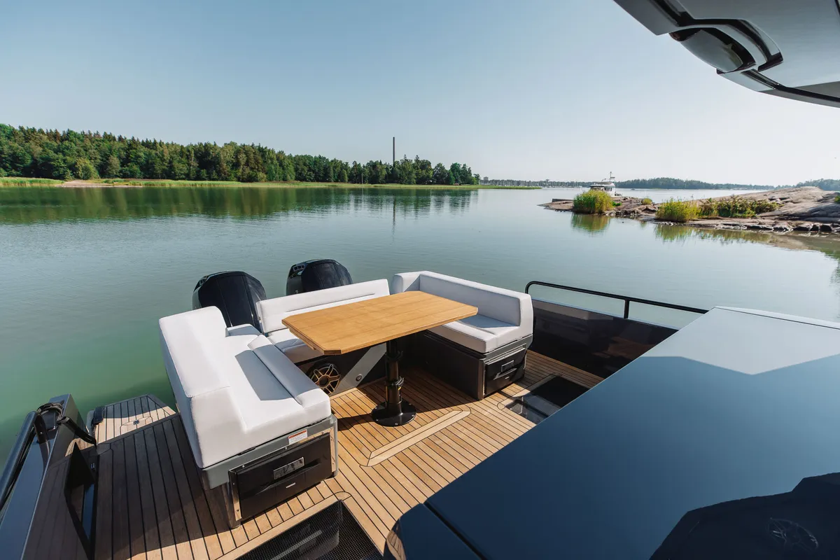 XO Boats EXPLR 44: Aft deck with bench seat and table