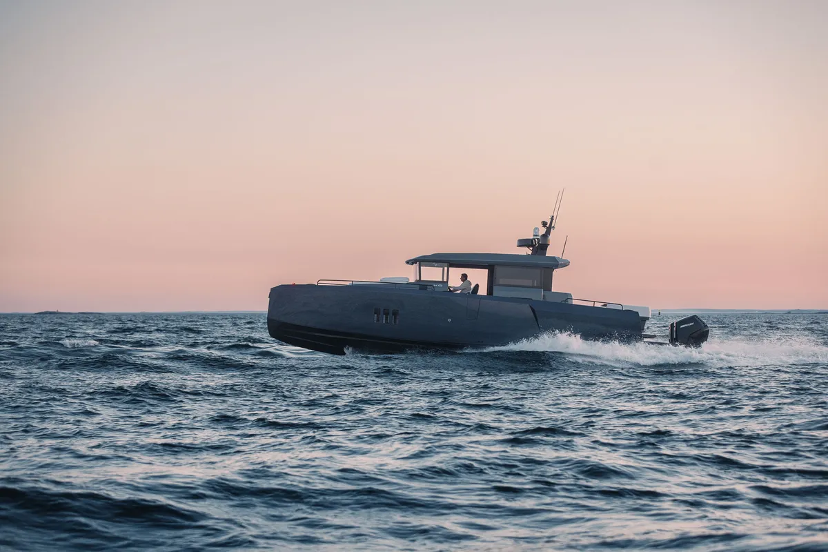 XO Boats EXPLR 44: Bootsfahrt auf dem Meer bei Sonnenuntergang