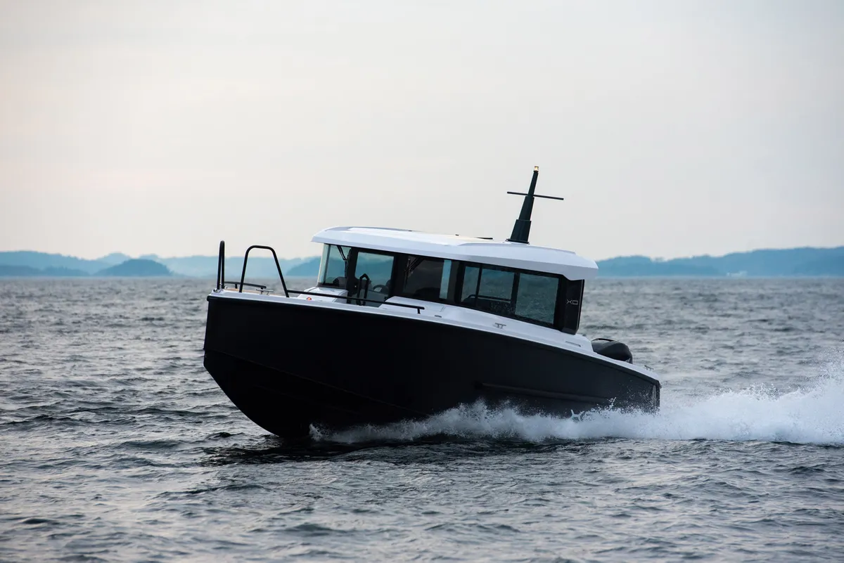XO Boats EXPLR 9: Ein schwarzes Boot, das auf dem Meer fährt