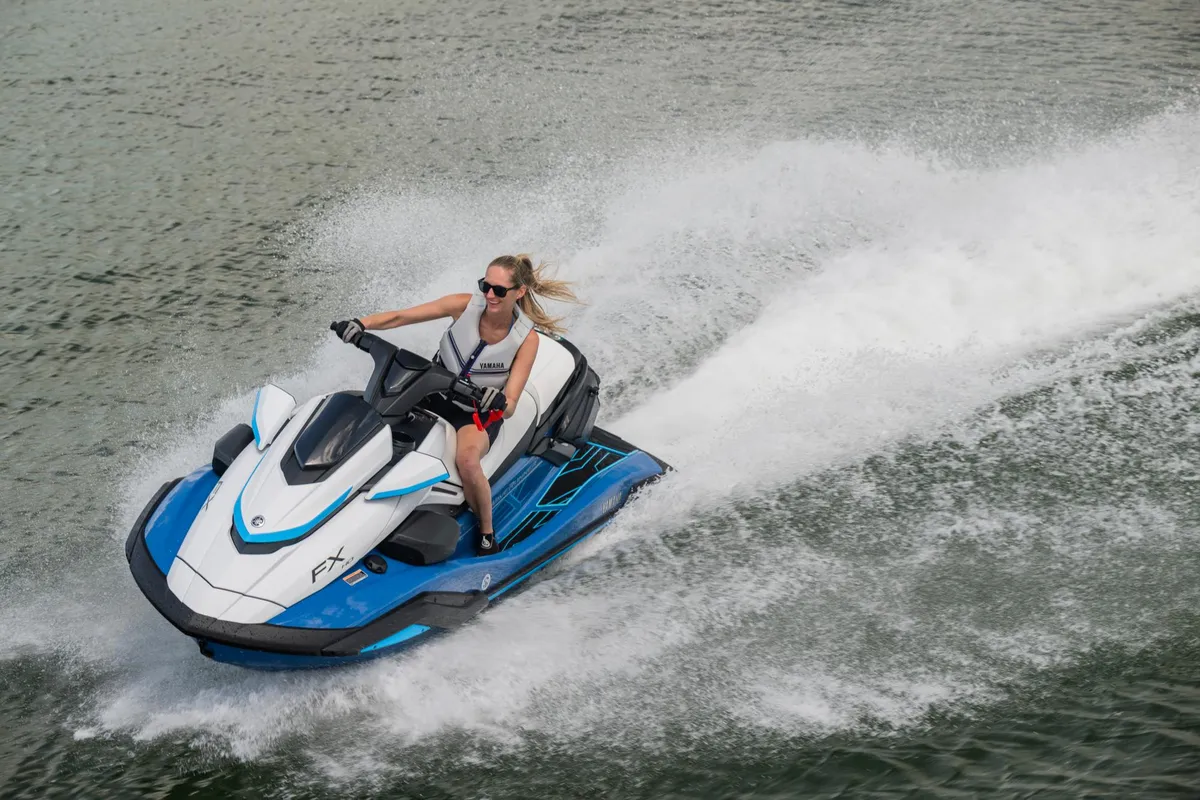 Yamaha WaveRunner FX HO: Frau auf einem Jetski