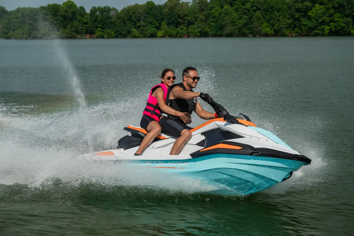 Yamaha WaveRunner JetBlaster LTD: Ein Jetski mit zwei Personen an Bord