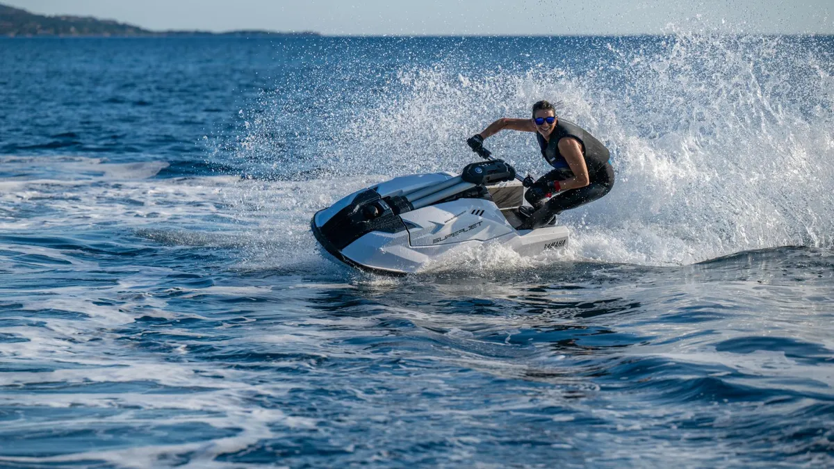 Yamaha WaveRunner SuperJet: Jetski mit Fahrer auf dem Meer