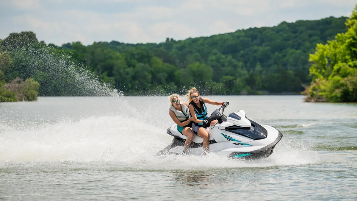 Yamaha WaveRunner VX-EU: Ein Jetski mit zwei Frauen an Bord
