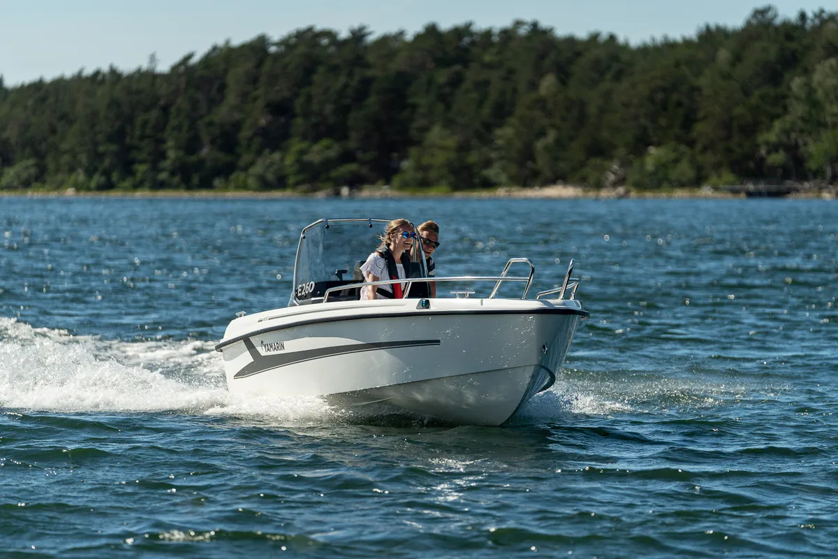 Yamarin 46 SC: Boat cruising on water