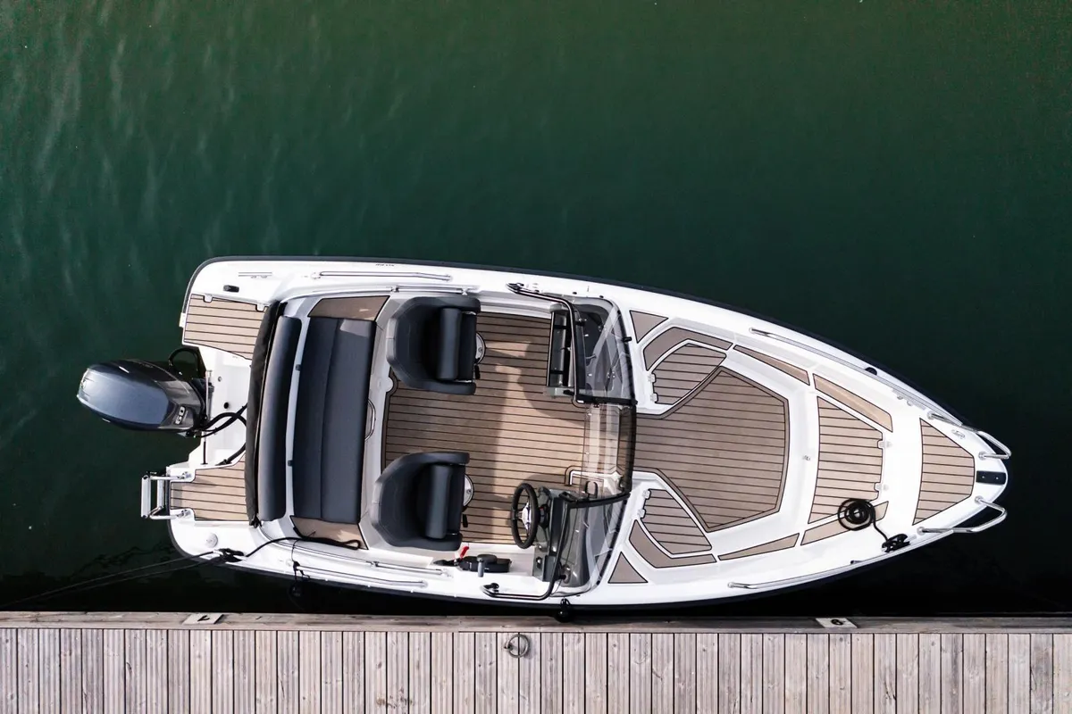 Yamarin 50 BR: Boat moored, viewed from above