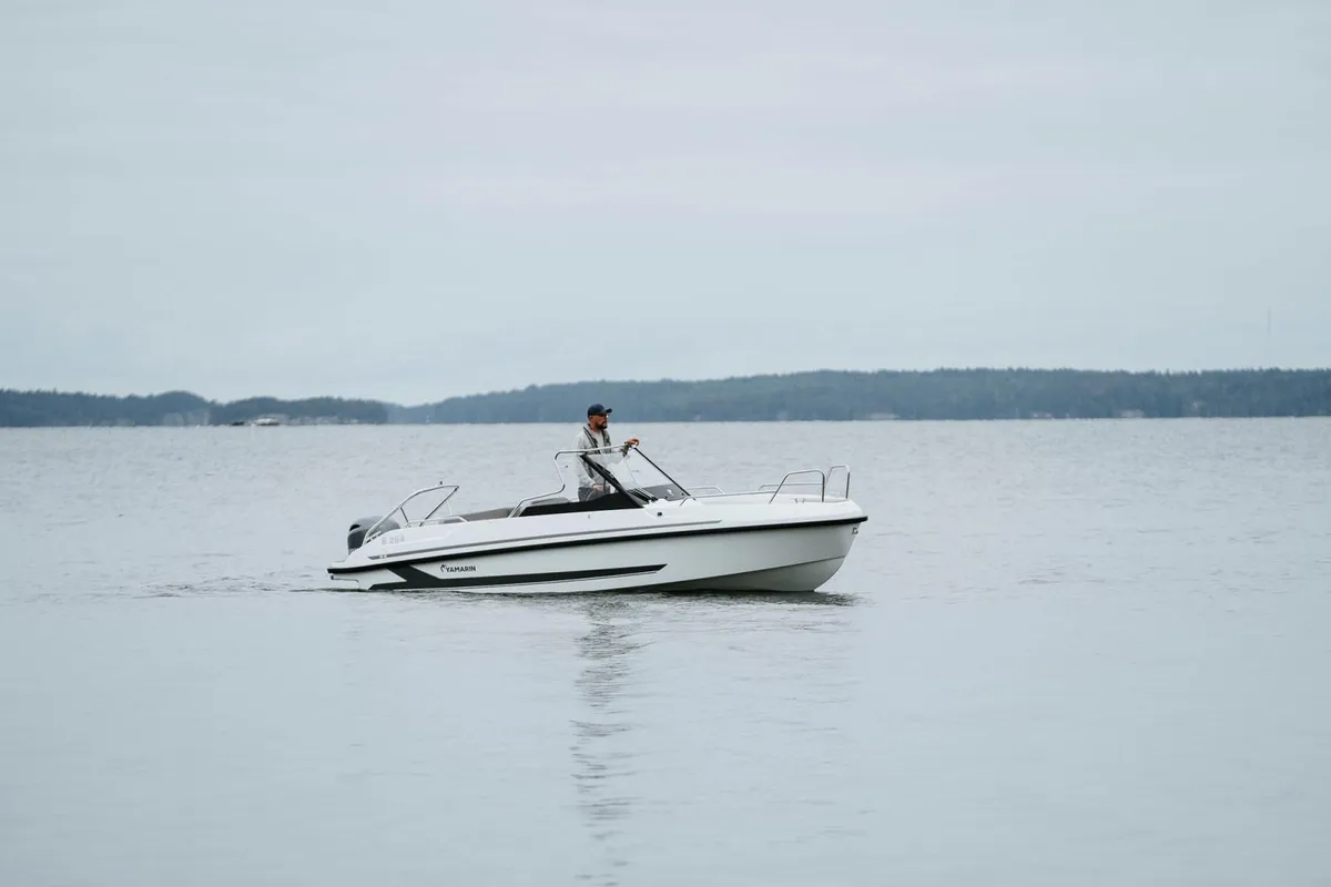 Yamarin 59 SC: Boat cruising on water