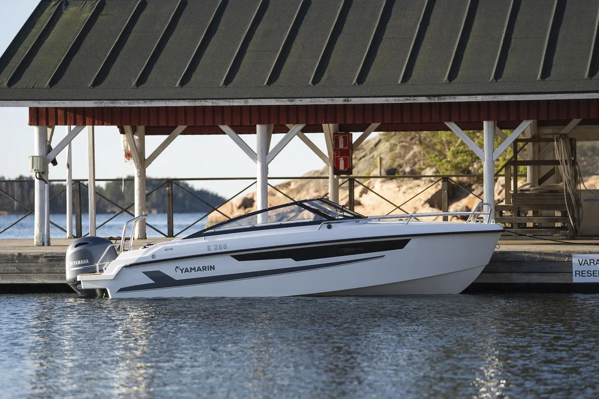 Yamarin 60 DC: Ein am Bootshaus festgemachtes Boot