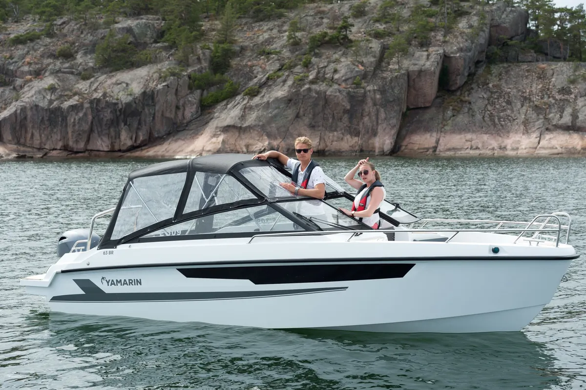 Yamarin 63 BR: Boot mit Personen an Bord