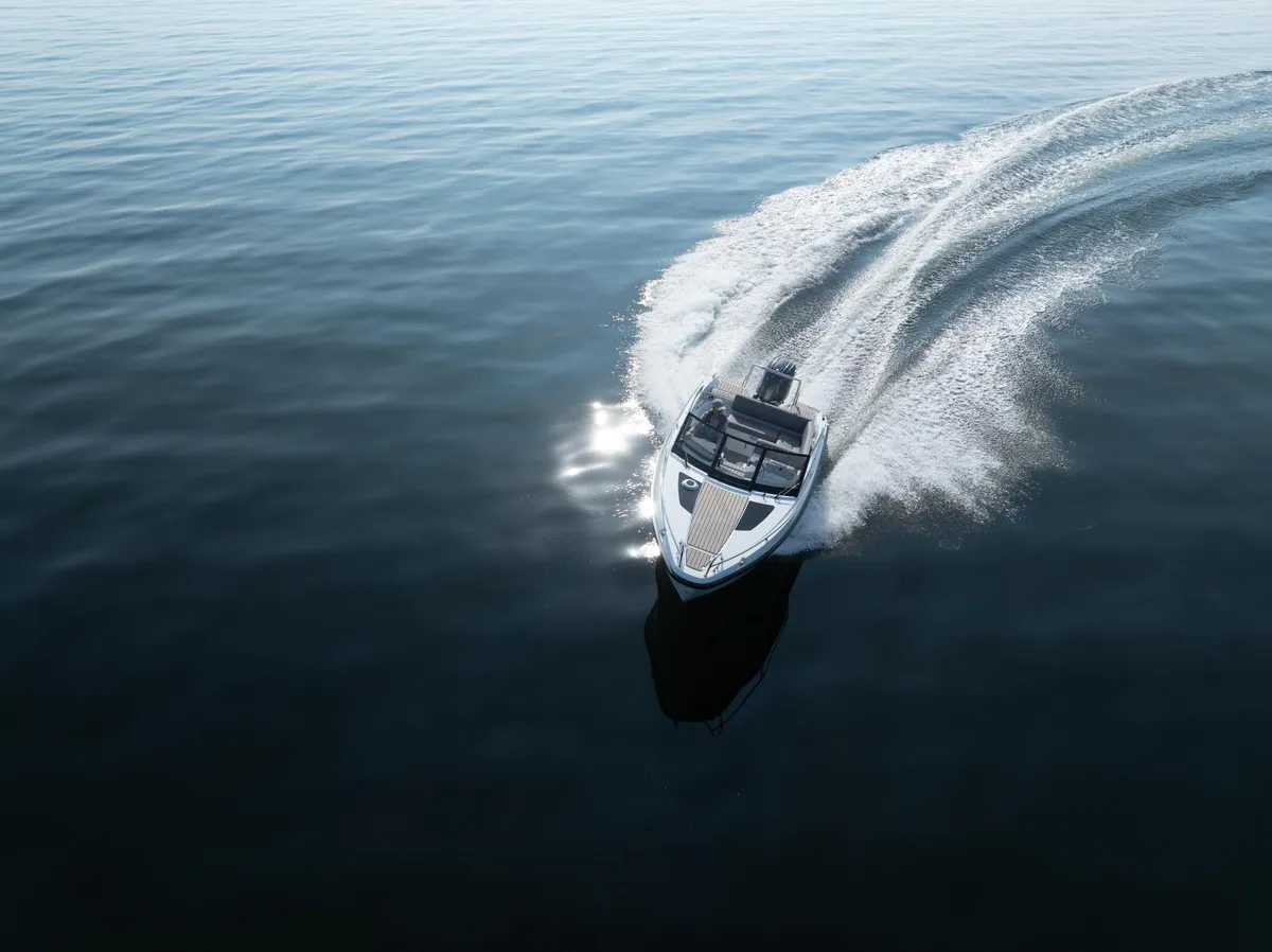 Yamarin 63 DC: Ein Boot, das auf dem Meer fährt und eine Heckwelle hinter sich herzieht