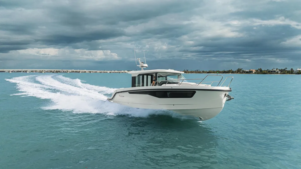 Yamarin Aura Cabin: Bootsfahrt auf dem Meer