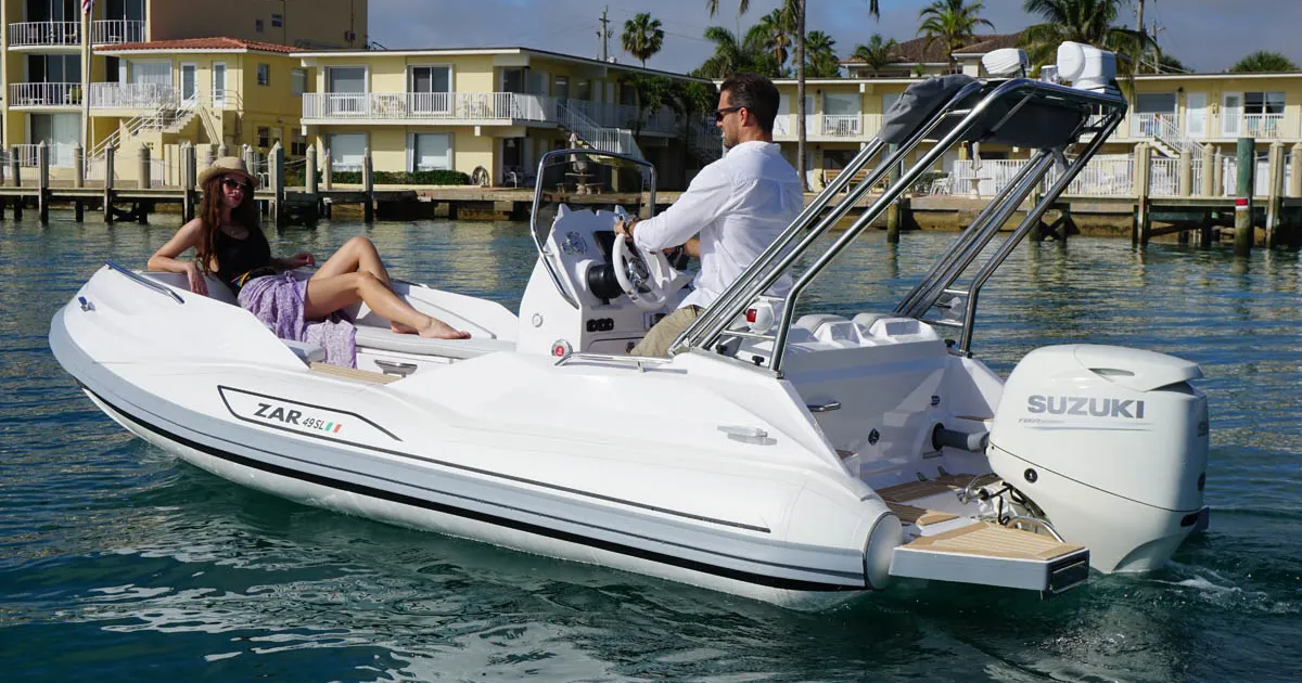 Zar Formenti 49 SL: RIB with passengers