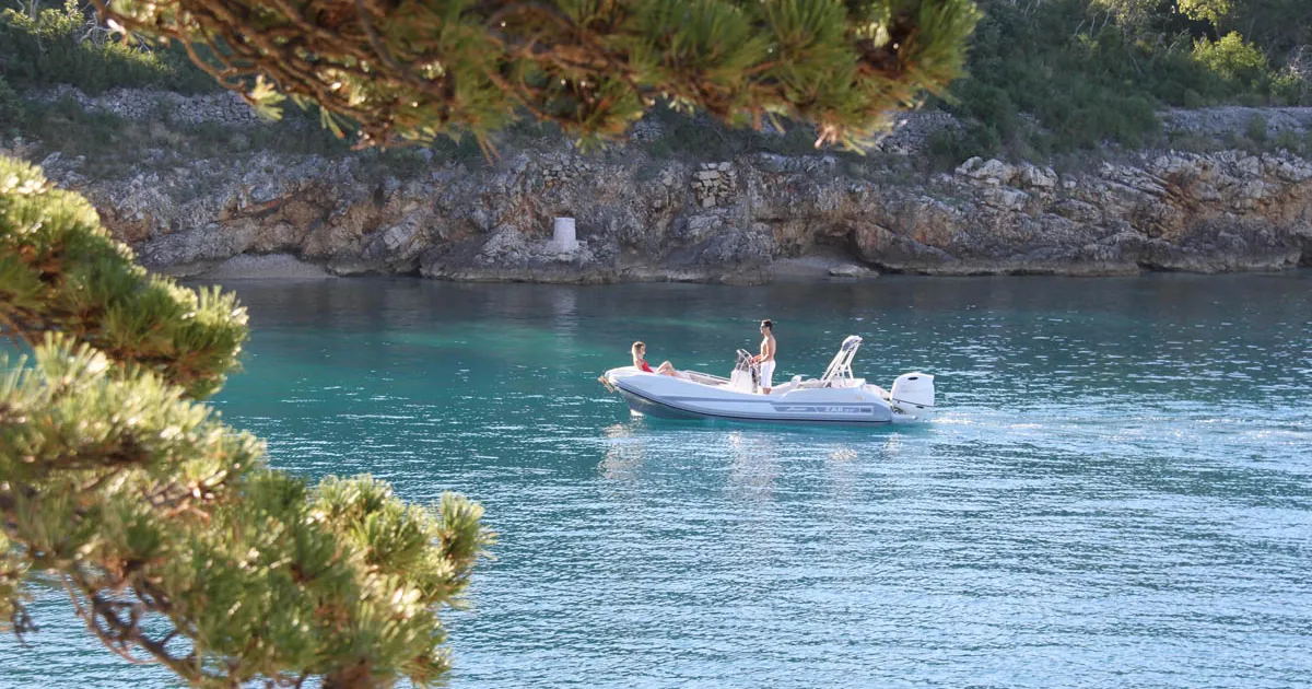 Zar Formenti 57 Well-Deck: Boat cruising in a bay