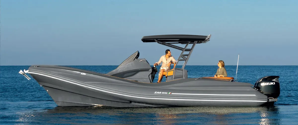 Zar Formenti 95 SL: Boat cruising at sea
