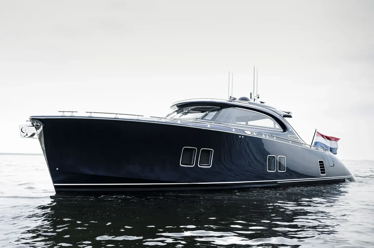 Zeelander 5: Black motorboat on the water