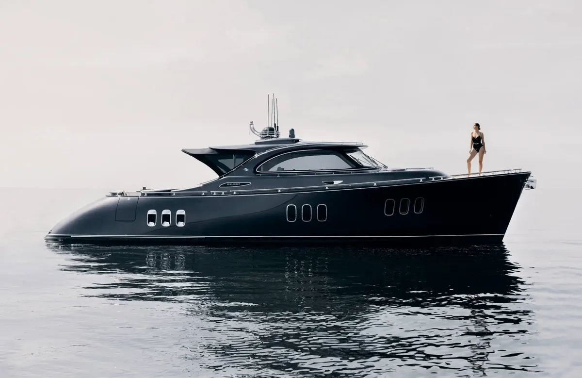 Zeelander 6: Black yacht at sea
