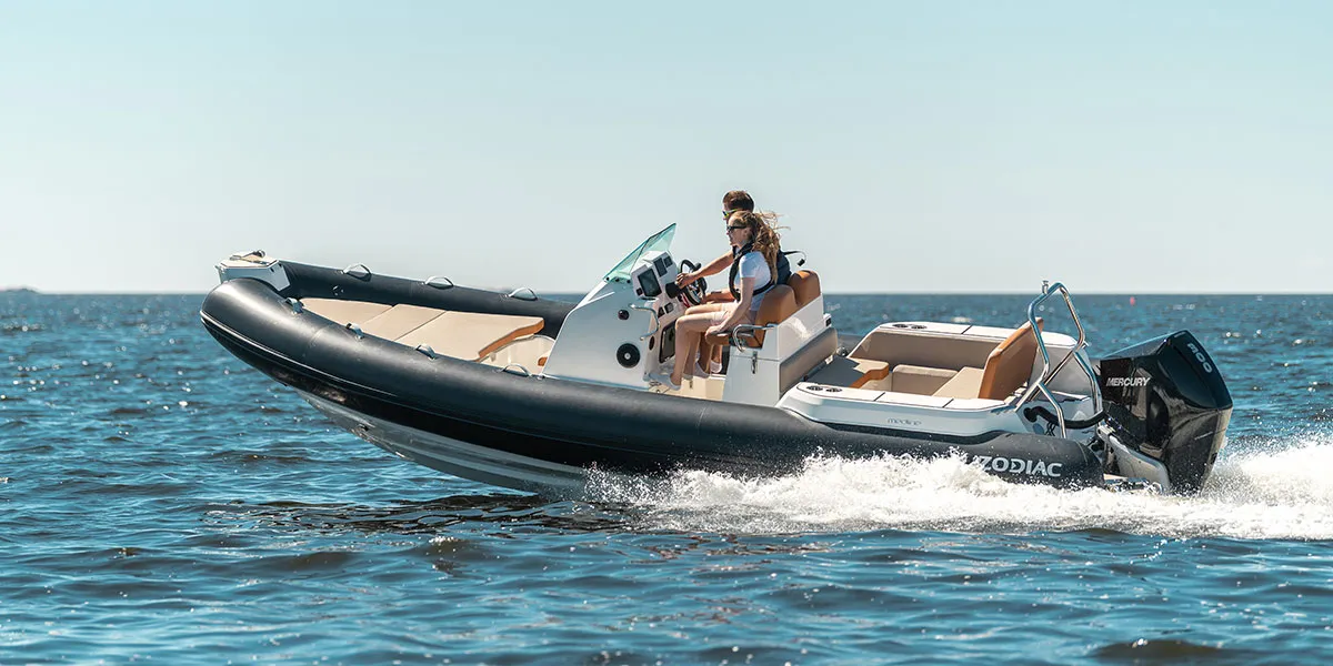Zodiac Medline 7.5: Side view underway