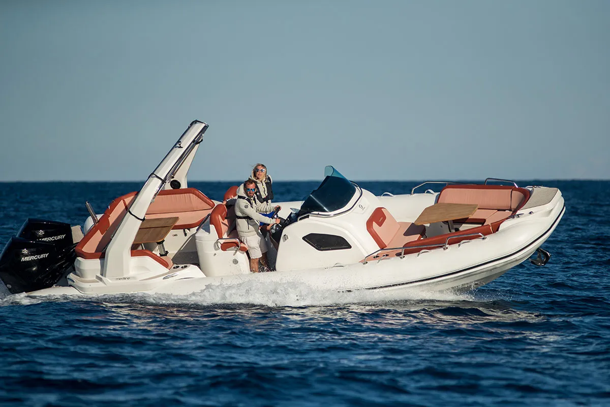 Zodiac Medline 9: Seitenansicht in Fahrt