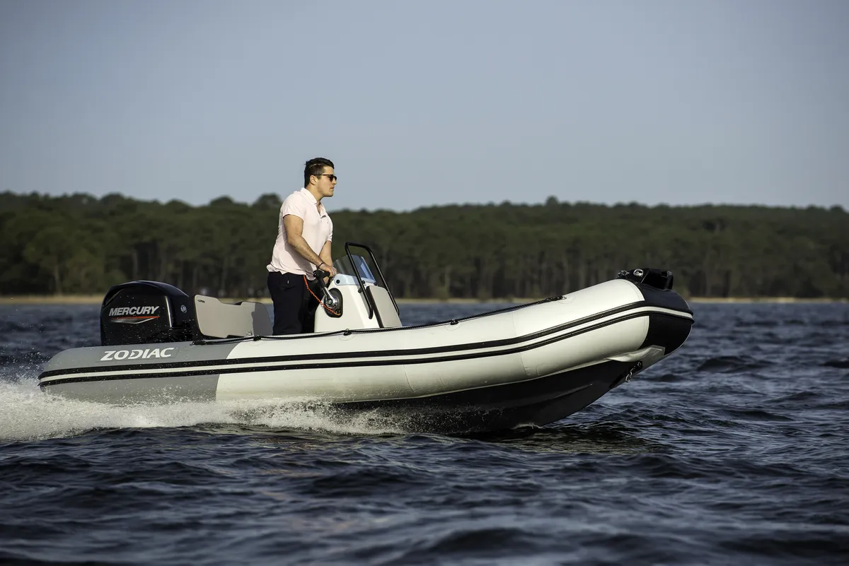 Zodiac Open 4.2: Side view underway