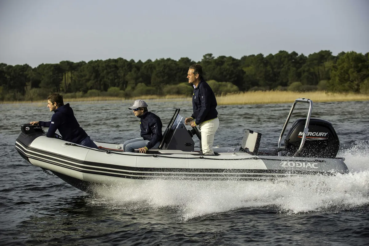 Zodiac Open 4.8: Seitenansicht in Fahrt