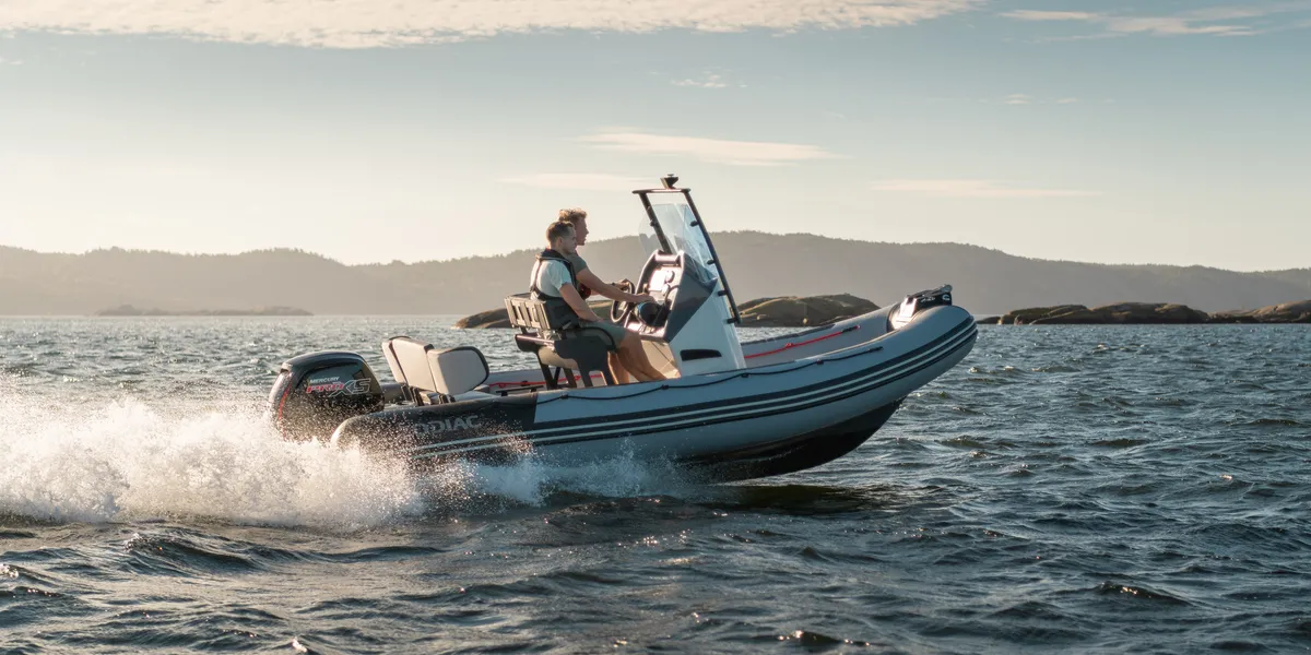 Zodiac Open 5.5: Side view underway