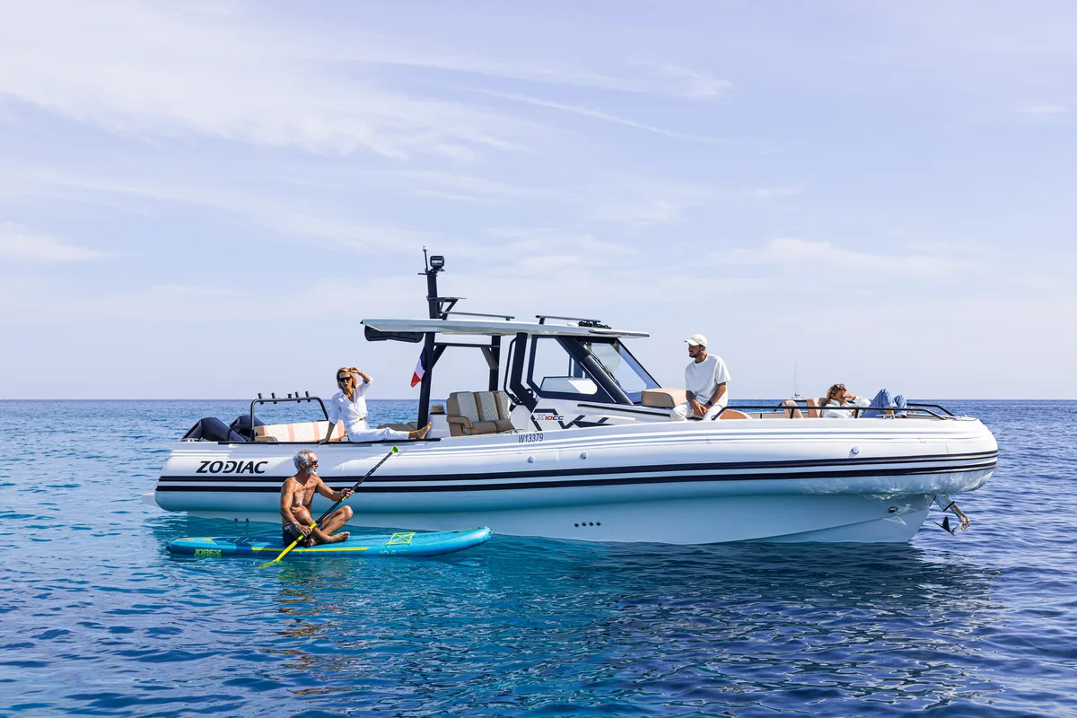 Zodiac X10CC: Vue latérale au mouillage