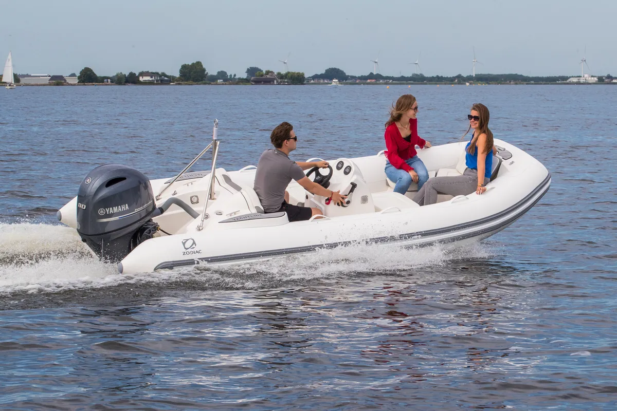 Zodiac Yachtline 490: Side view underway
